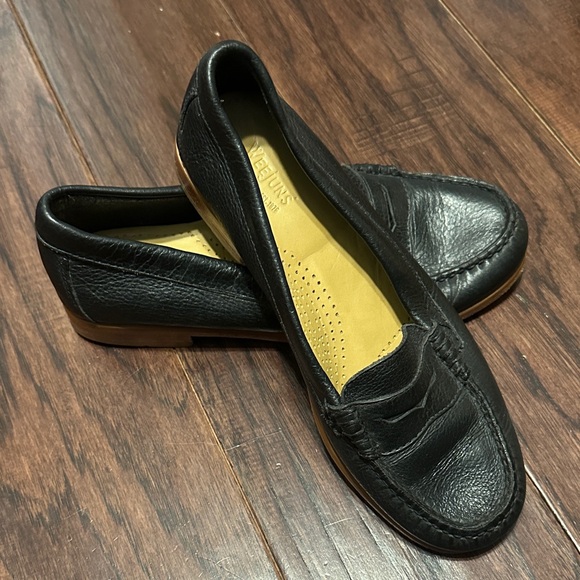 Weejuns  Black Leather Women's Penny Loafers - Size 6.5 - Picture 1 of 9